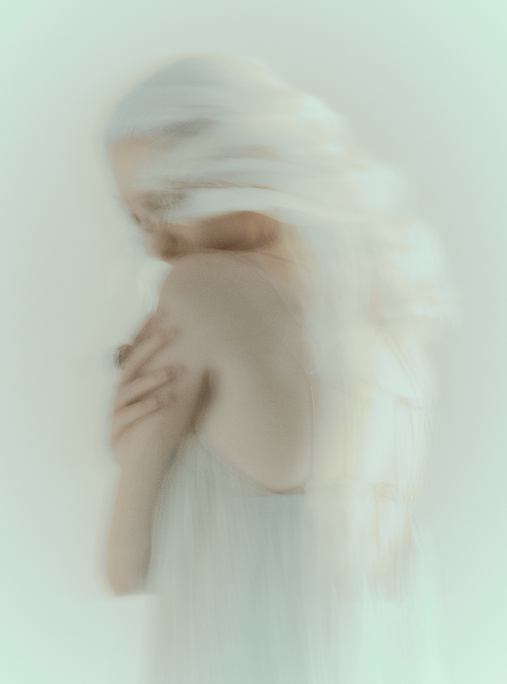 Il dialogo tra taglio e colore: quando la bellezza nasce dall’interazione